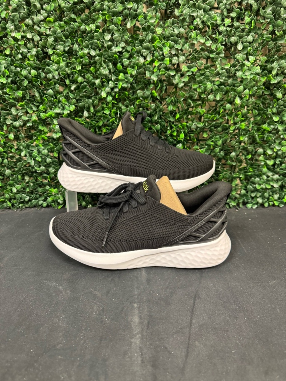 Kizik Athens Hands-Free Sneaker - M6.5/W8